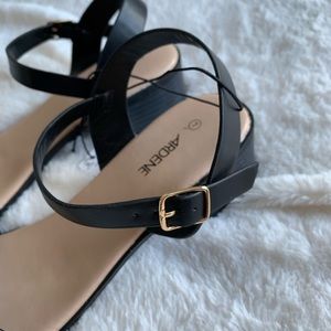 BNWT Black Strappy Sandals w Heel